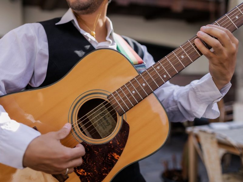 Gitara akustyczna – dla kogo będzie najlepszym wyborem?