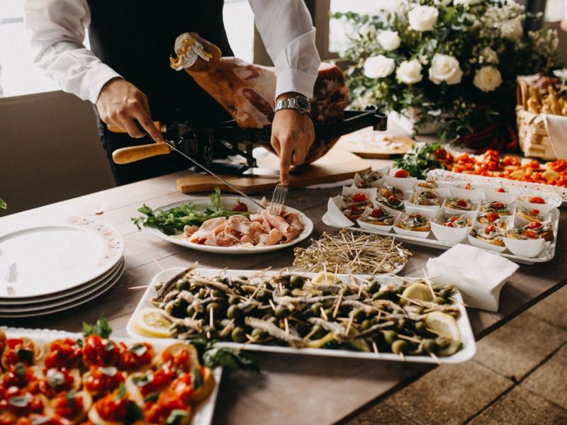 Catering plenerowy Warszawa – jak zorganizować udane wydarzenie na świeżym powietrzu?
