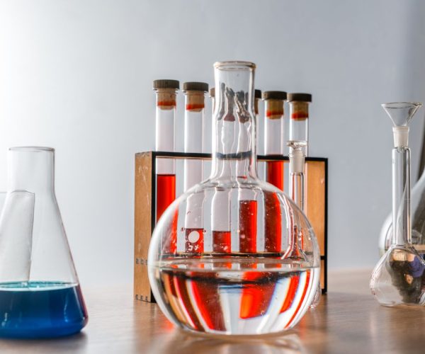 DTHC – dystrybutor surowców chemicznych dla przemysłu. Jak wspieramy producentów w różnych branżach?