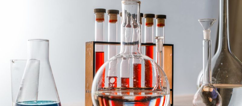 DTHC – dystrybutor surowców chemicznych dla przemysłu. Jak wspieramy producentów w różnych branżach?