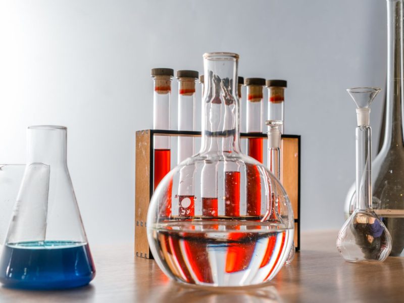 DTHC – dystrybutor surowców chemicznych dla przemysłu. Jak wspieramy producentów w różnych branżach?