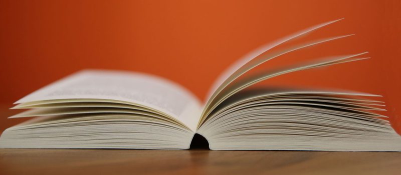 Jaka książka na rocznicę ślubu? Przegląd eleganckich wydań i wzruszających historii o miłości na idealny prezent